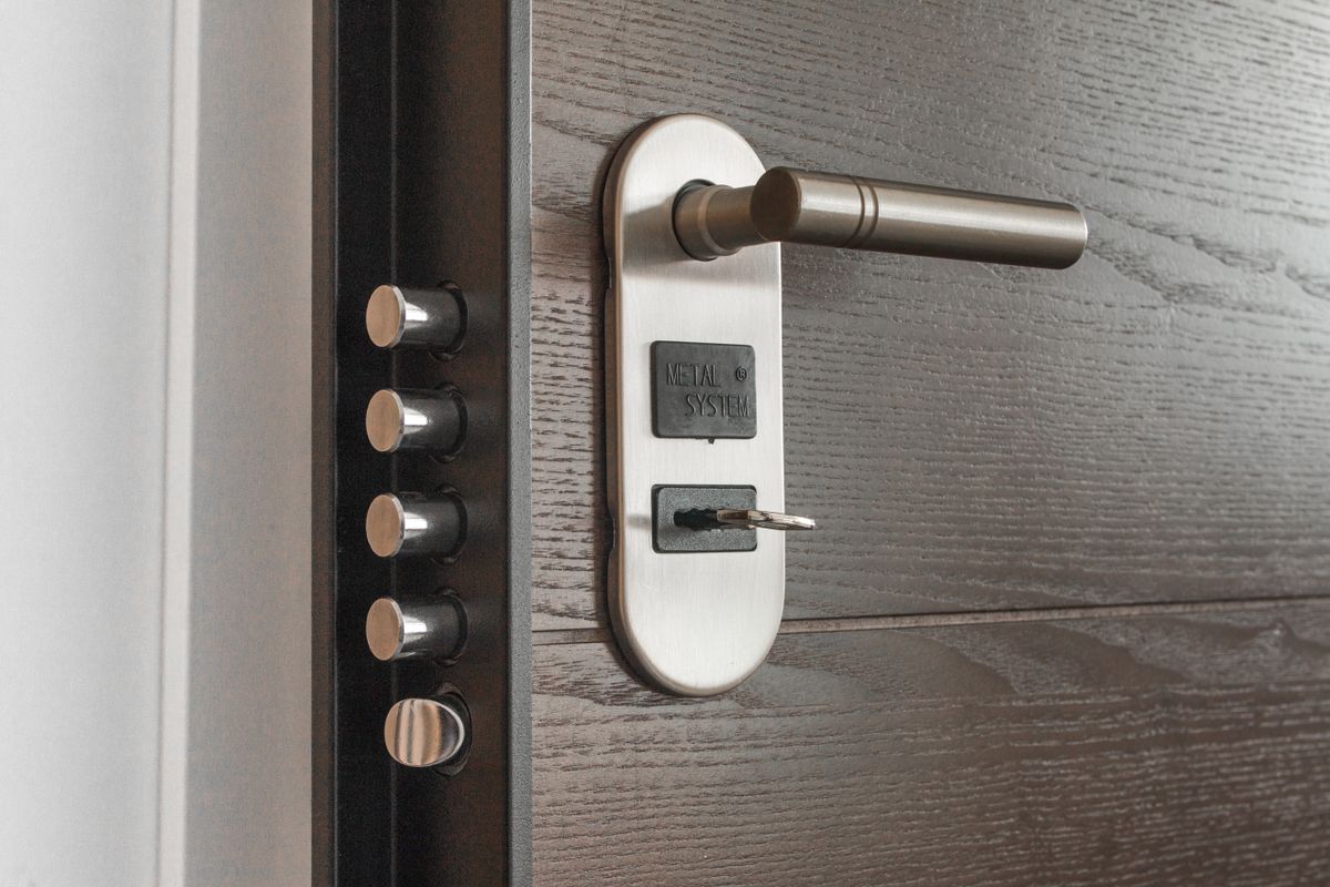 Poignée et serrure de porte avec clé