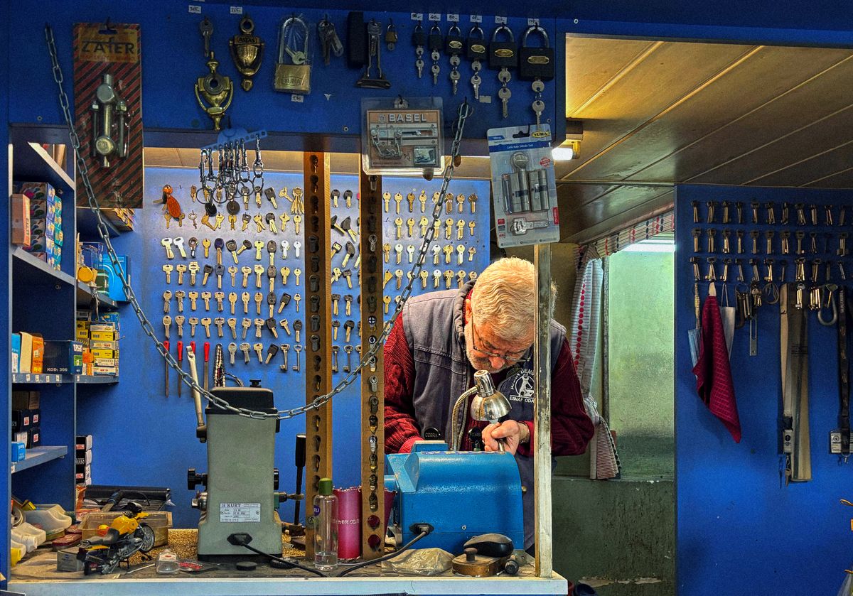 Artisan serrurier fabriquant une clé dans son atelier